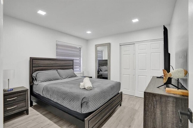 Building Photo - 5434 SW 25th Ave