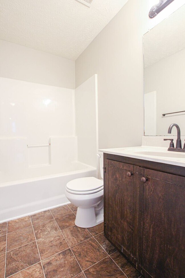 Building Photo - Pet Friendly Three Bedroom!