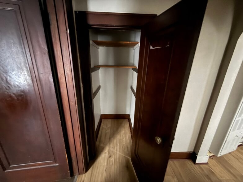 Building Photo - 818 N Van Buren St