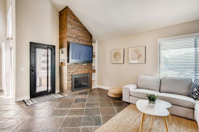 Building Photo - 536 Via De La Valle