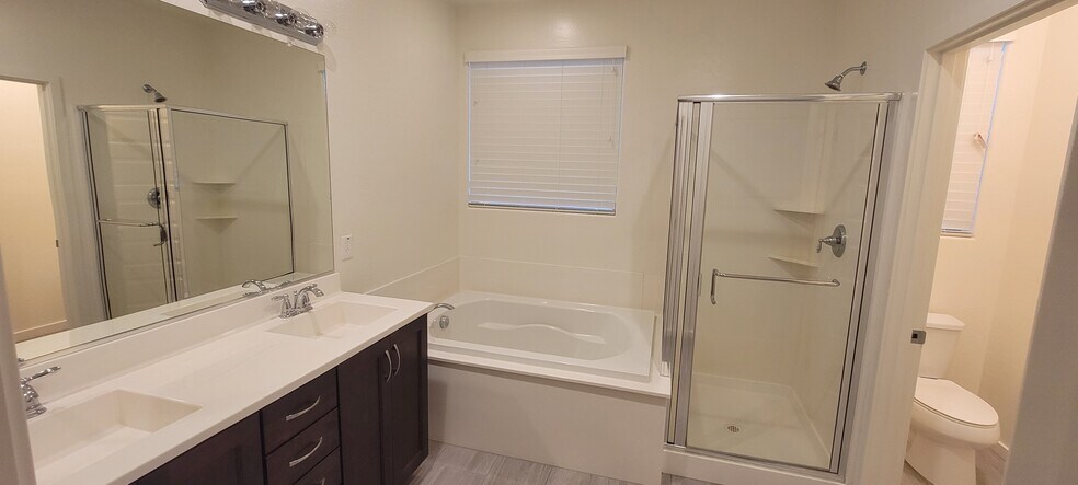 Building Photo - 3012 E Quenton St