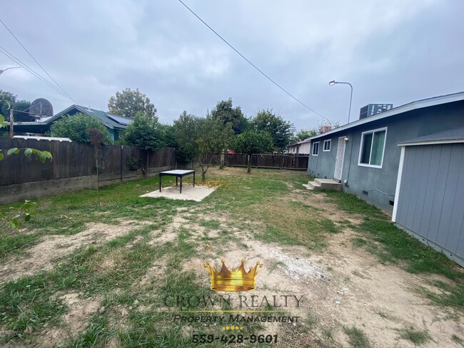 Building Photo - 1129 W Tulare Ave