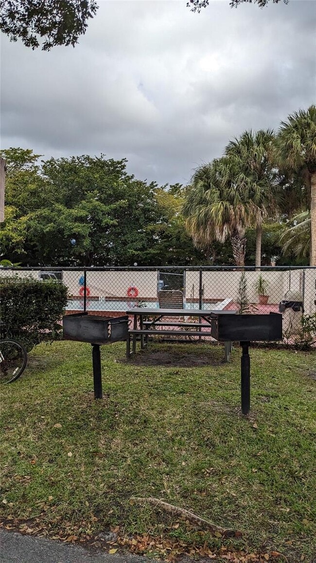 Building Photo - 2701 Riverside Dr