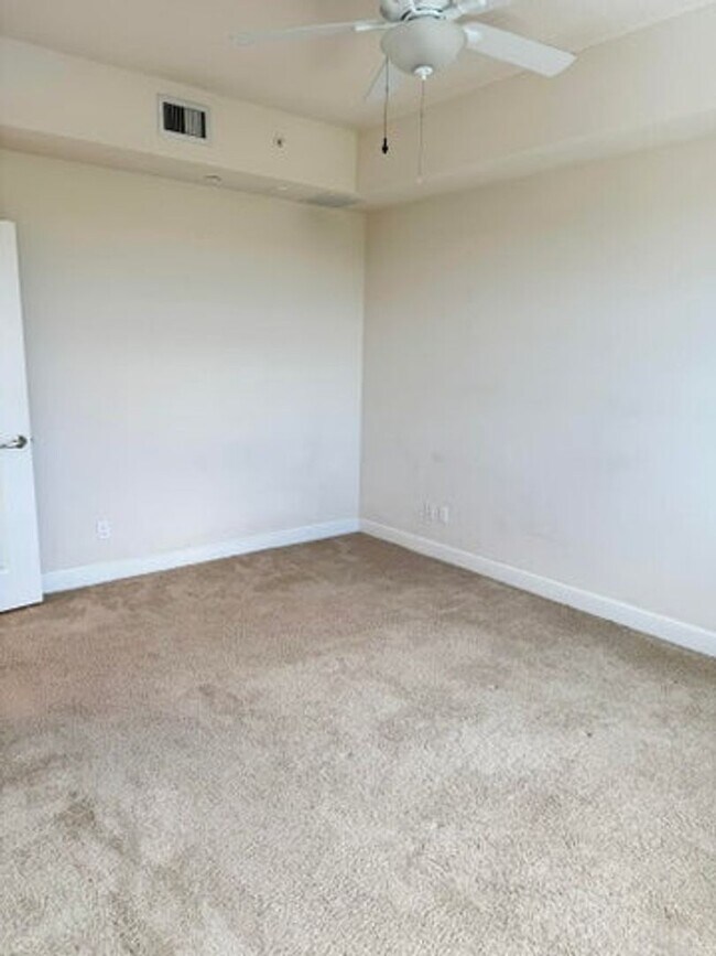 Building Photo - 341 Bay Colony Dr N
