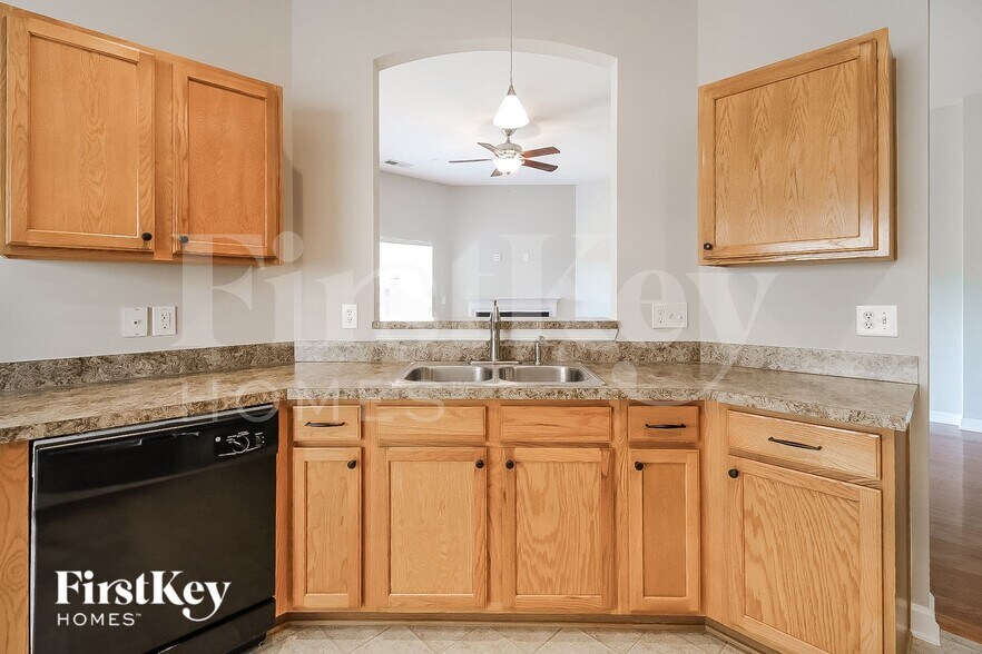 Building Photo - 6255 Glen Way Dr