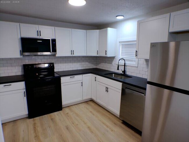 Building Photo - Lovely 3 bedrooms and 2 full baths ranch home located off Antioch Rd on W 81st St in Overland Park