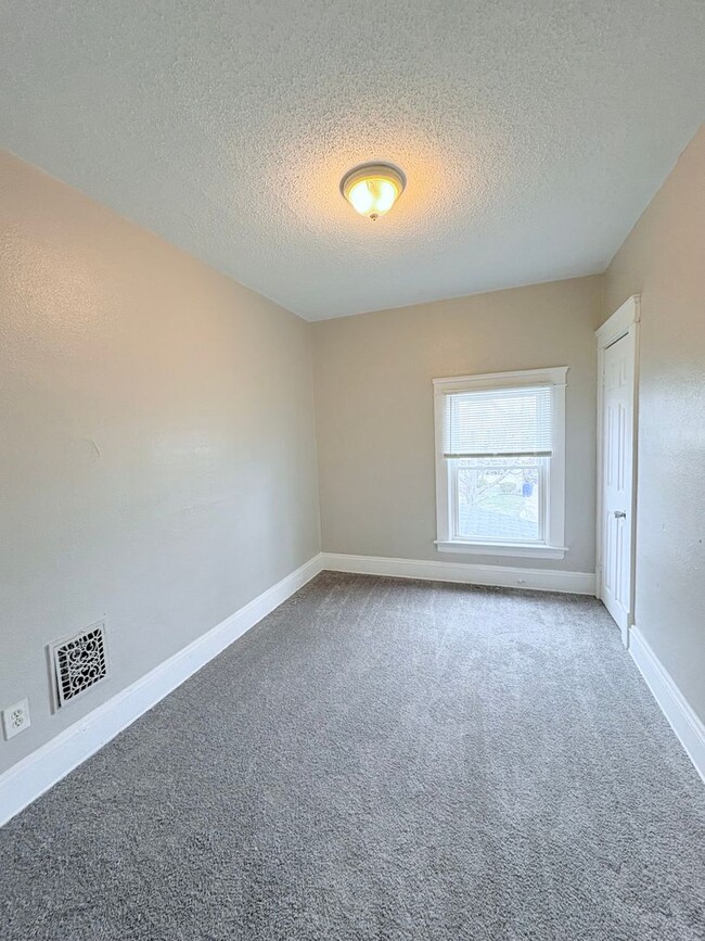 Building Photo - Charming 4-bedroom, 1-bathroom home located in the vibrant city of Cleveland