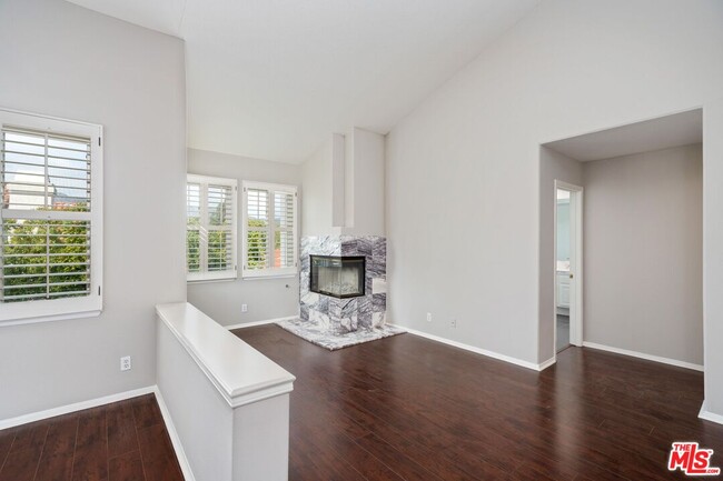 Building Photo - 5683 Hazelcrest Cir
