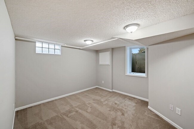 Building Photo - 706 1st Ave NW