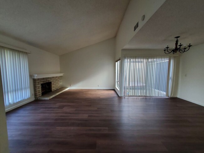 Building Photo - 3bd/2ba Condo with Two Car Garage