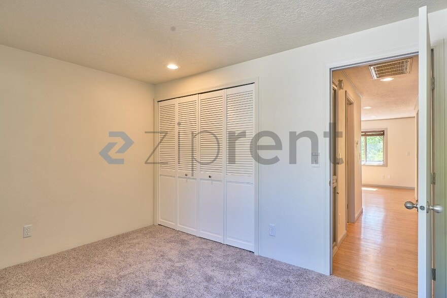 Building Photo - Unit