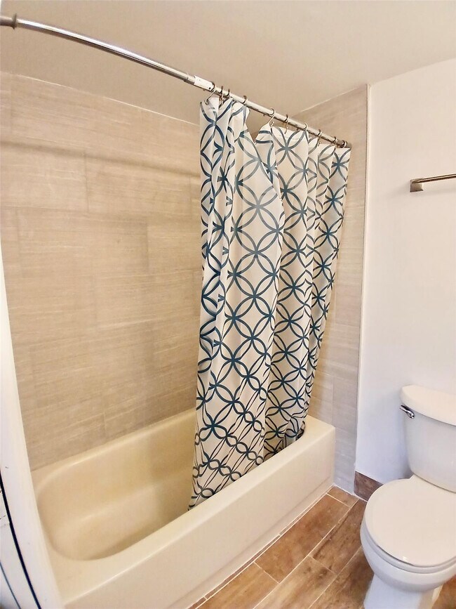 Building Photo - 5951 Wellesley Park Dr