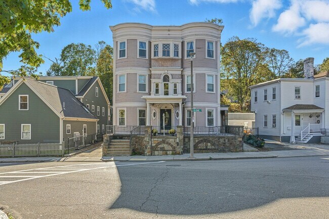 Building Photo - 33 Adams St