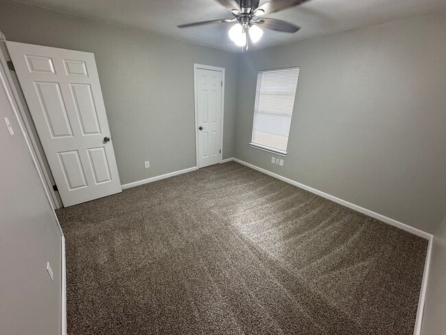 Building Photo - Move In Special! 2 bedroom 1.5 townhome