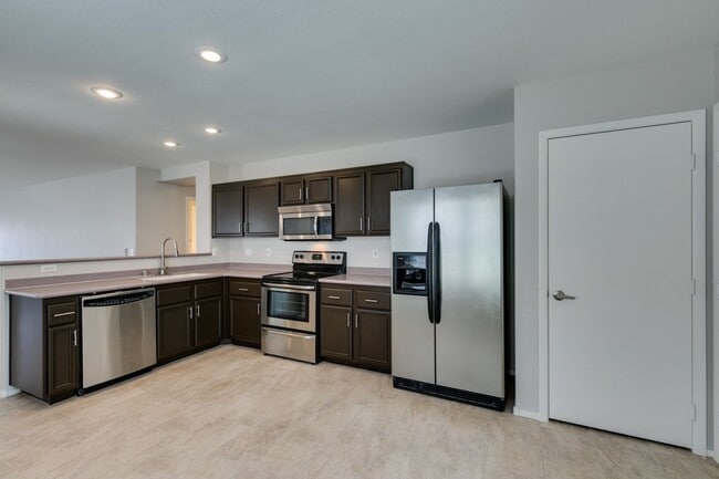 Building Photo - 2 bedroom + Den- Upgraded Flooring ready for immediate move in