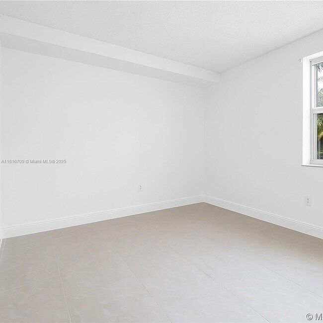 Building Photo - 17125 N Bay Rd