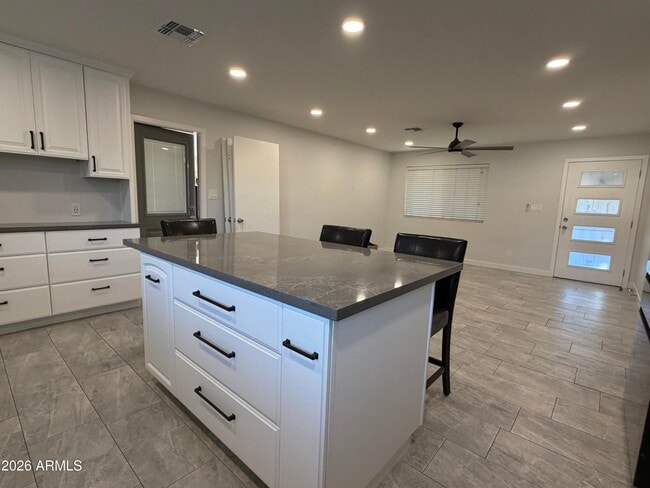 Building Photo - 4140 W Paradise Dr