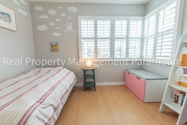 Building Photo - Modern, Eco-Friendly 4BR Home with Views i...