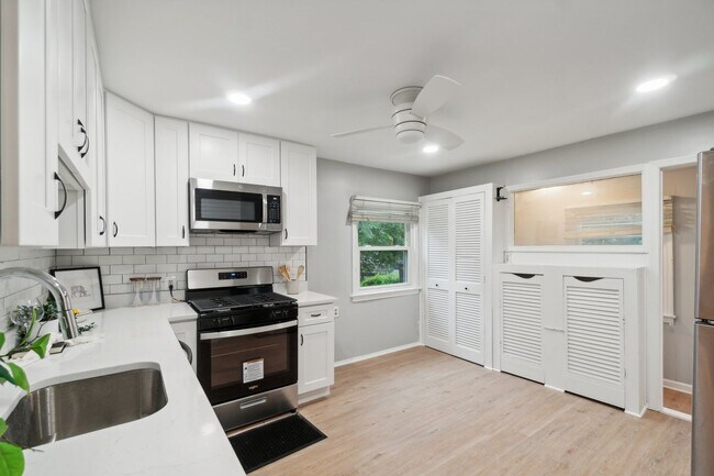 Building Photo - Charming Updated 4BR/2BA Cape Cod in Twinbrook- Rockville