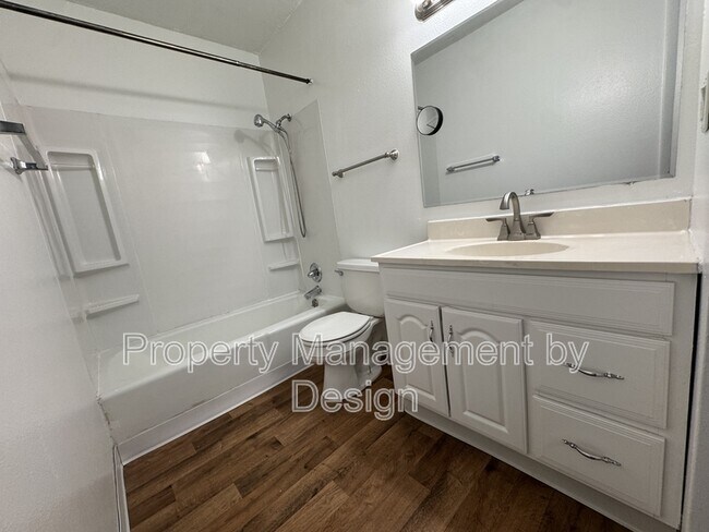 Building Photo - 1039 5th St