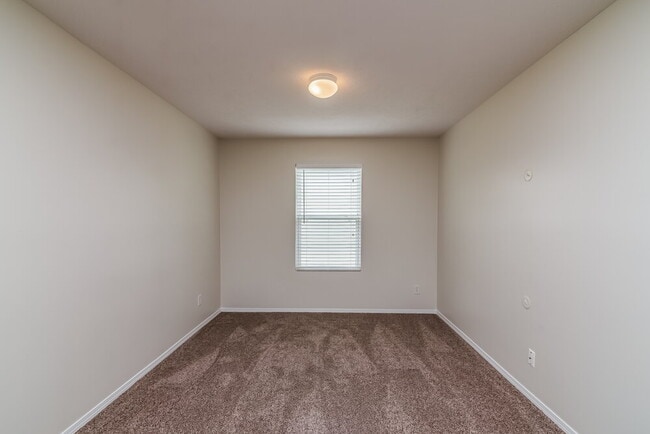 Building Photo - 5723 Roxbury Dr