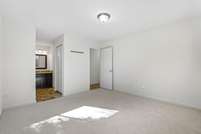 Building Photo - South Boulder 2-bedroom, 2-bath condo with laundry, pool, and heat included