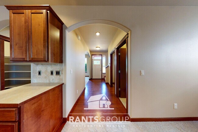 Building Photo - Fantastic Puyallup Neighborhood! Easy Commute to JBLM!