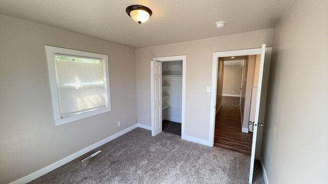 Building Photo - 4 Bed / 2.5 Bath Home in Kearns
