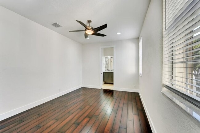 Building Photo - 406 NW 25th Ave