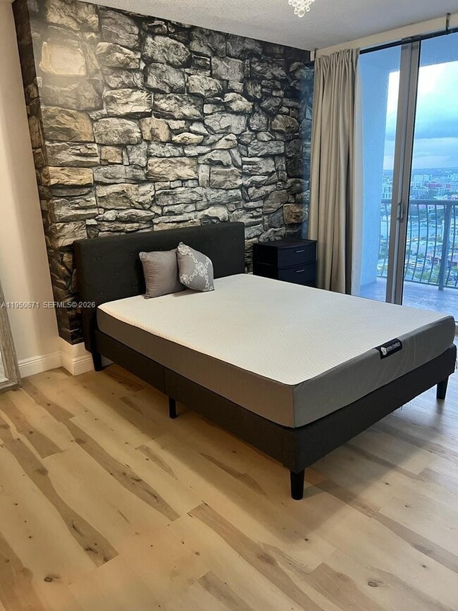 Building Photo - 1750 N Bayshore Dr