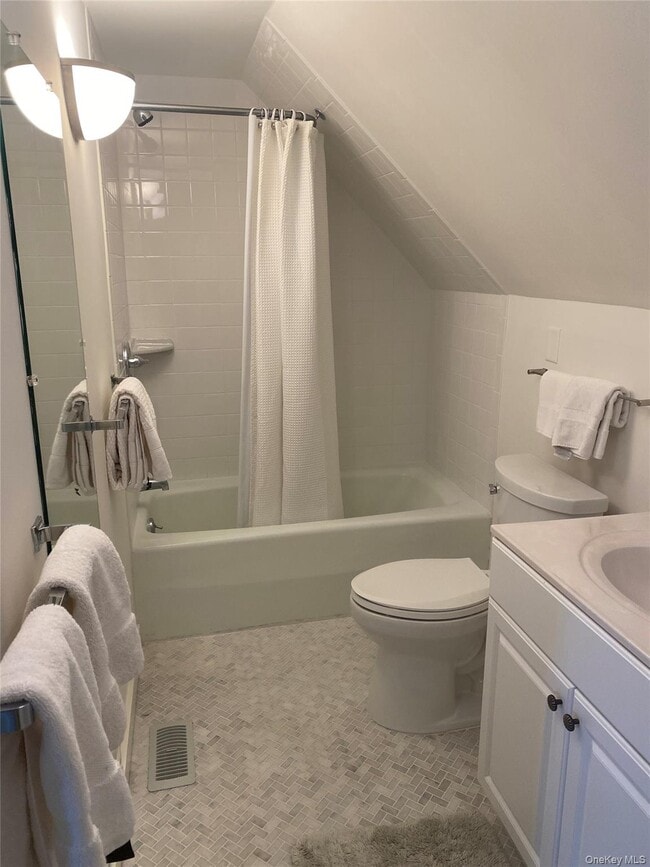 Building Photo - 329 Centre Island Rd