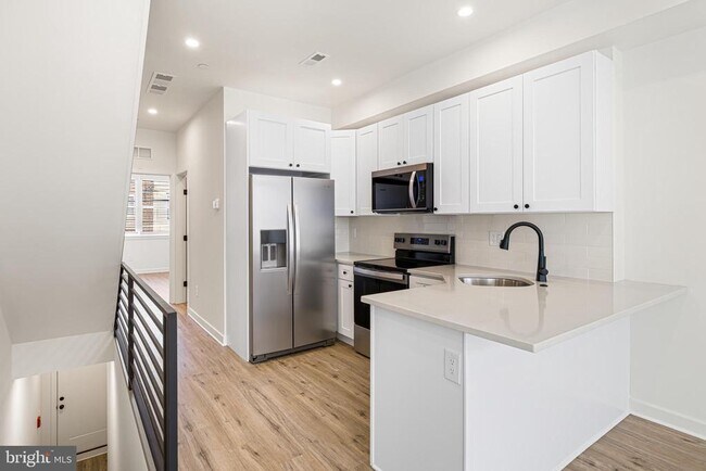 Primary Photo - 2350 Moore St