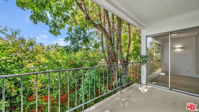 Building Photo - 305 San Vicente Blvd