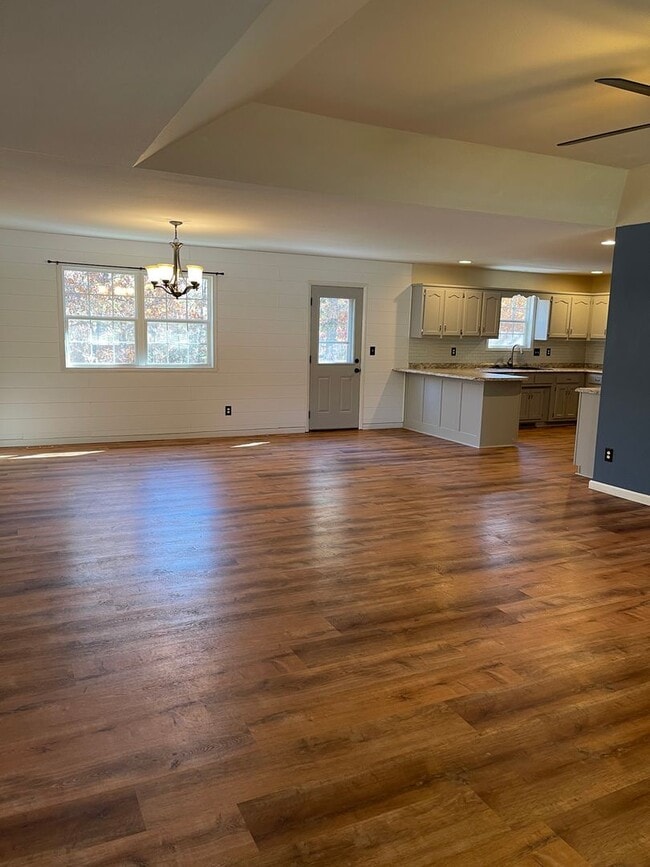 Building Photo - Available November 21st!   6 Month lease