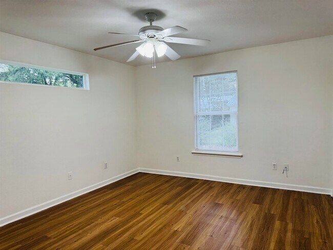 Building Photo - 924 Ashburn Dr