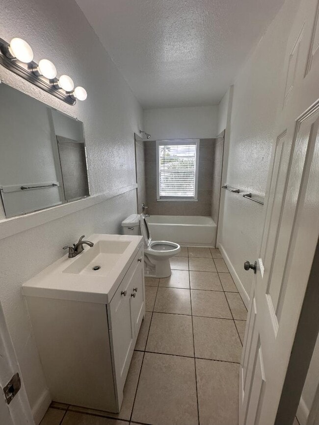 Building Photo - 215 S Seacrest Blvd