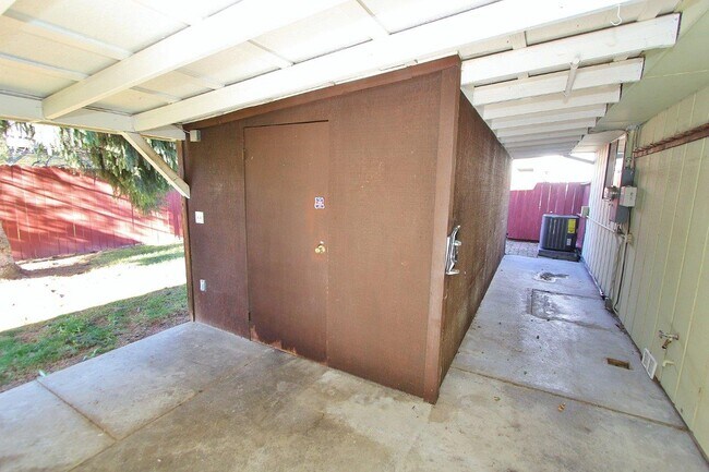 Building Photo - 2412 Robert Ave