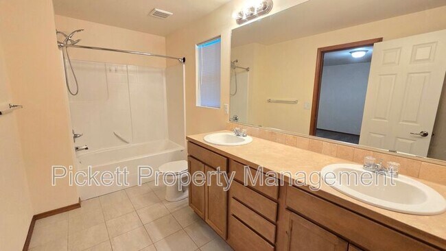 Building Photo - 6710 Takota Pl NE