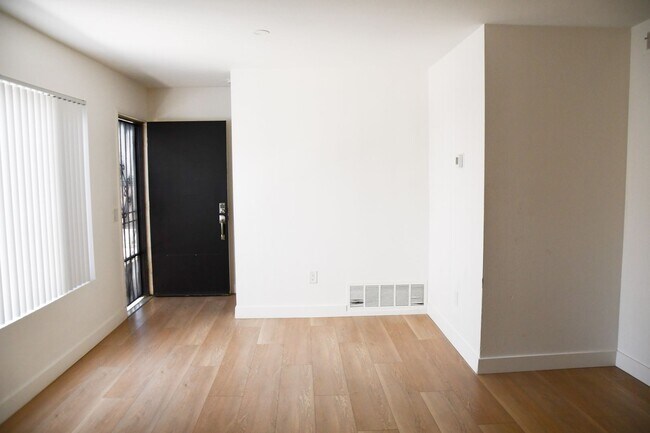 Building Photo - 994 Valencia St