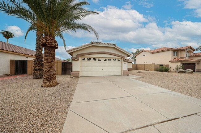 Building Photo - Welcome to this Charming 3 BEDROOM , 2 BAT...