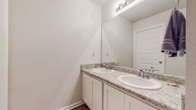 Building Photo - 5 Bedroom / 3 Bathroom Home  in Hammock Bay w/Fenced in Yard