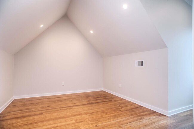 Building Photo - 2121 Jefferson Ave