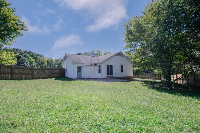 Building Photo - Updated Three Bedroom!