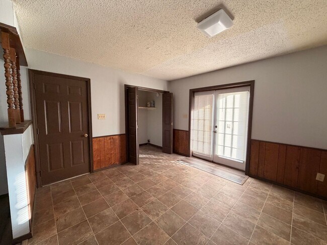 Building Photo - Welcome to your new home in the heart of Russellville, AR!