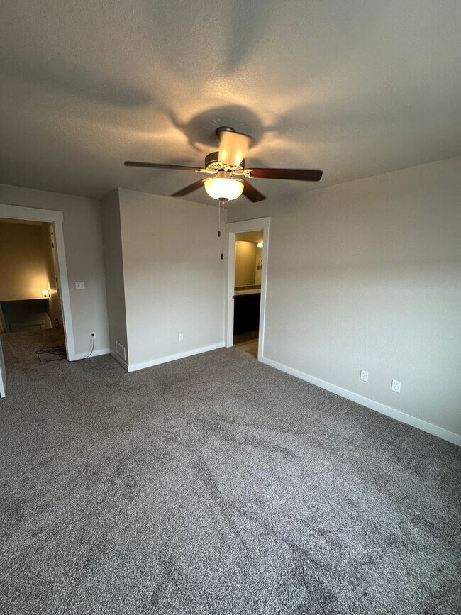 Building Photo - Amazing 3 bedroom townhome in Windsor!