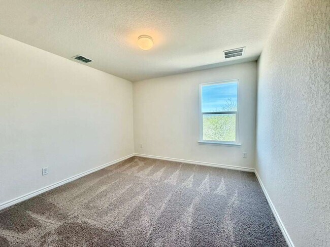 Building Photo - Modern Comfort Meets Style in Mariposa Manor