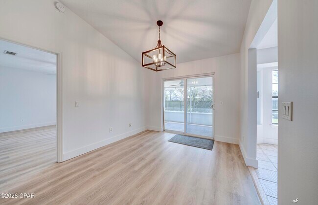 Building Photo - 307 Fan Palm Pl