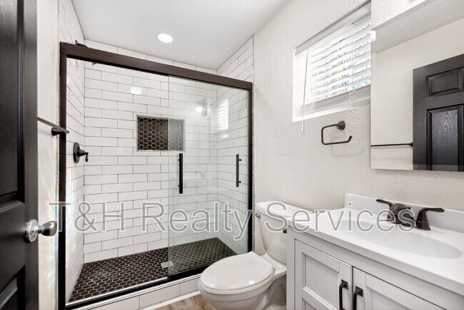 Building Photo - 1831 Olive St