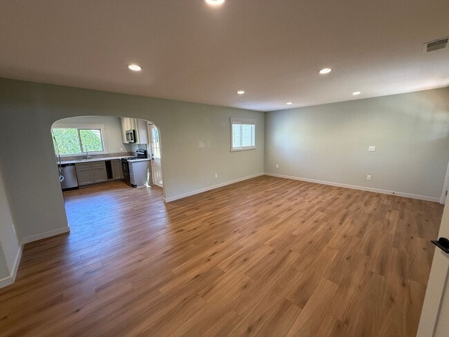 Building Photo - 805 Boxwood Ln SE