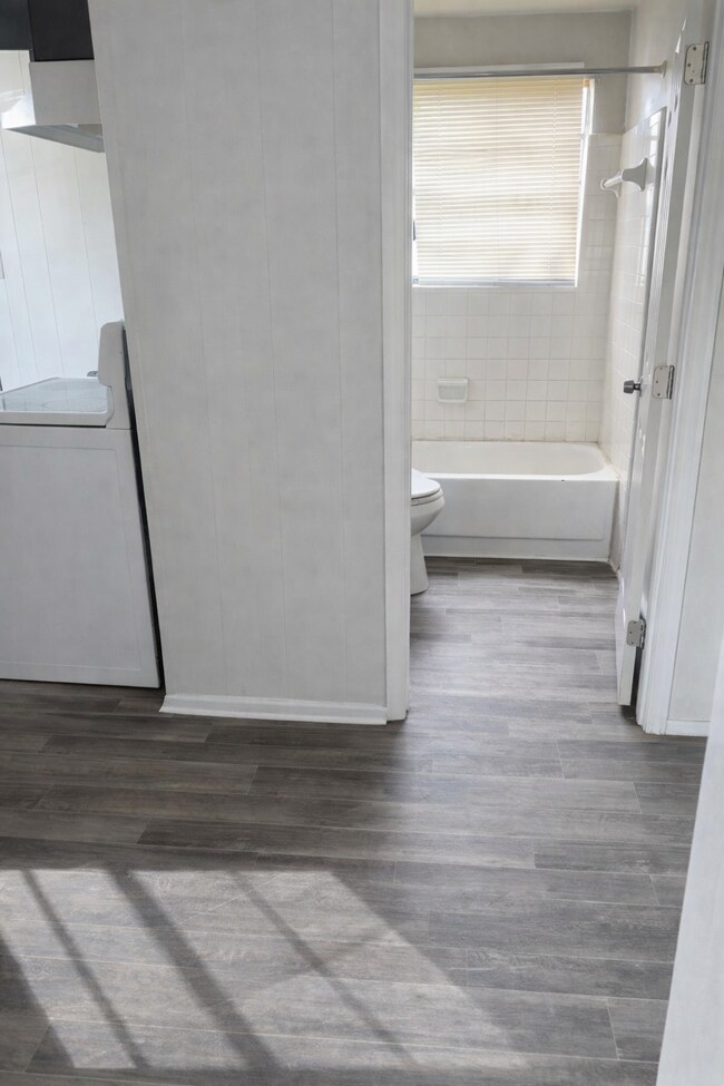 Building Photo - 906 Thomas St